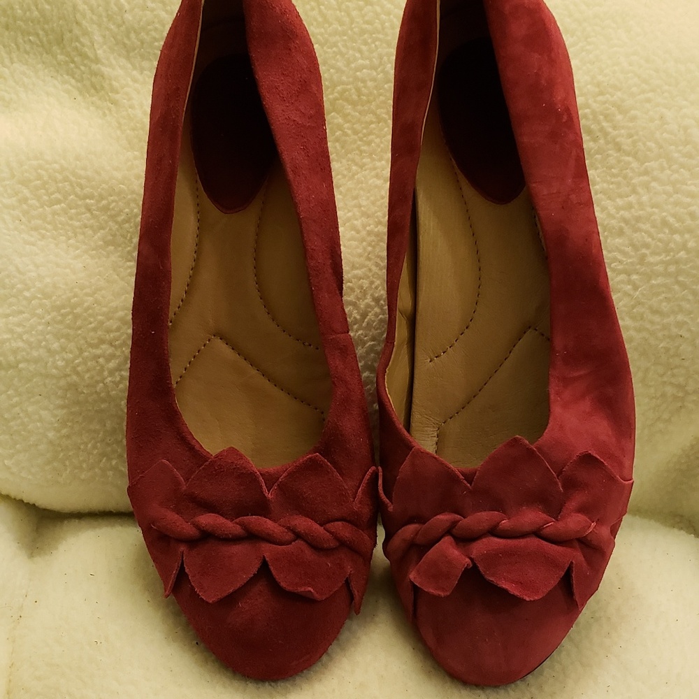 Earth Shoes Teaberry Wedge Pumps